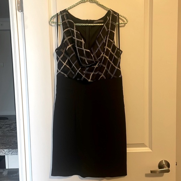 Scoop neck fitted bottom sleeveless dress size M - Picture 5 of 8